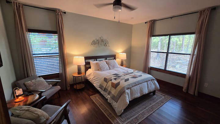 Rest easy in Silvermoon’s other spacious private queen bedroom with a cozy seating area, a comfortable retreat surrounded by the peaceful woods of Broken Bow. Unpack, unwind and recharge after a day exploring Hochatown and Beavers Bend State Park.