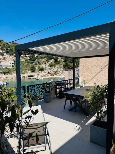 Cozy cabin with large terrace and sea view in Niolon