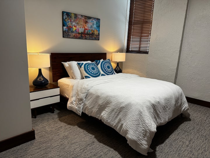 Chambre principale spacieuse avec un lit queen size confortable avec linge de maison haut de gamme, éclairage chaleureux et décor élégant. Profitez d'un grand espace de rangement et d'une atmosphère relaxante conçue pour des nuits reposantes et des matins paisibles.