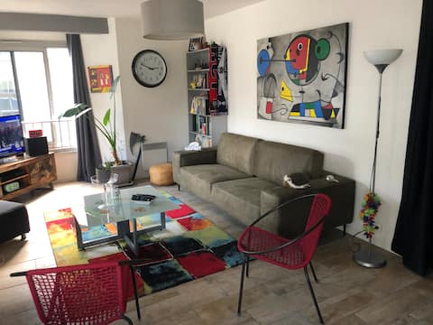 Popular Airbnb listing: Renovated 65m2 T2 bis, quiet and bright. in Bordeaux
