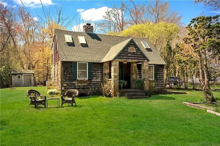Bonnet Shores Storybook Cottage - Narragansett, RI