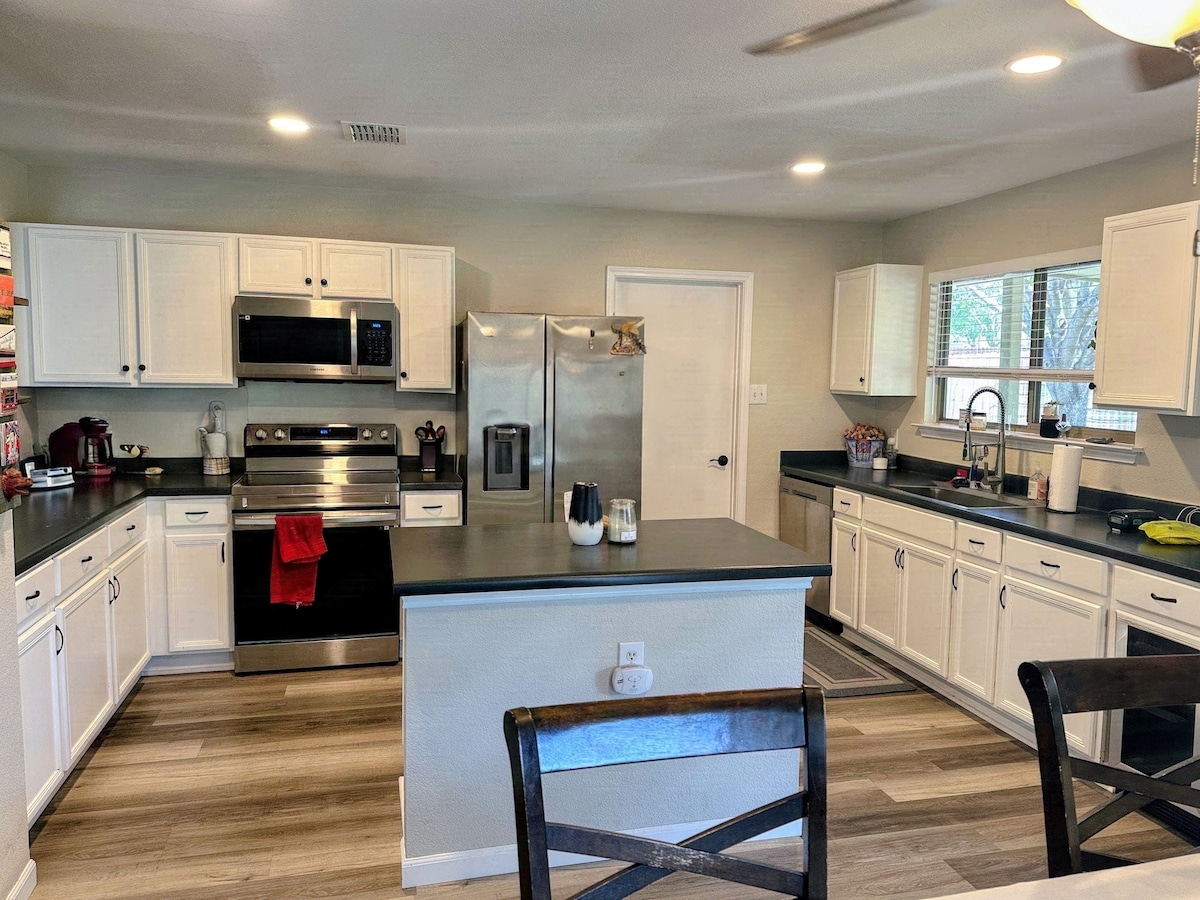 Large living area, 2 bed, 2 bath, fenced yard