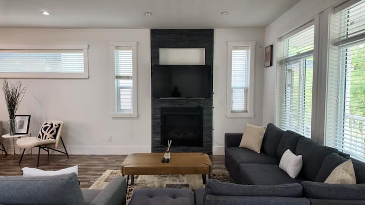 Spacious 4-bedroom Home In Surrey - Surrey