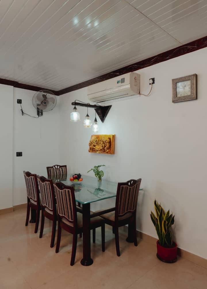 Dining area image 2