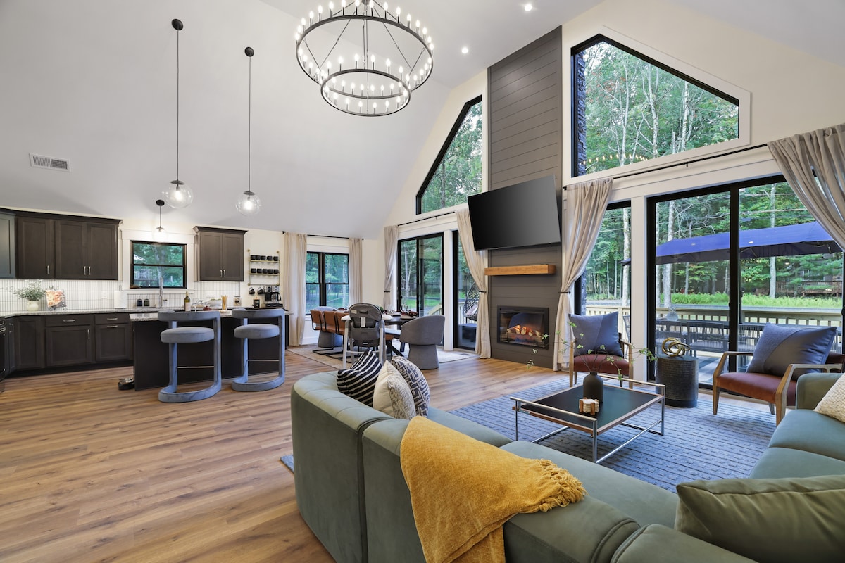 Luxury, Hot Tub, Sauna, Game Room, Dog Friendly