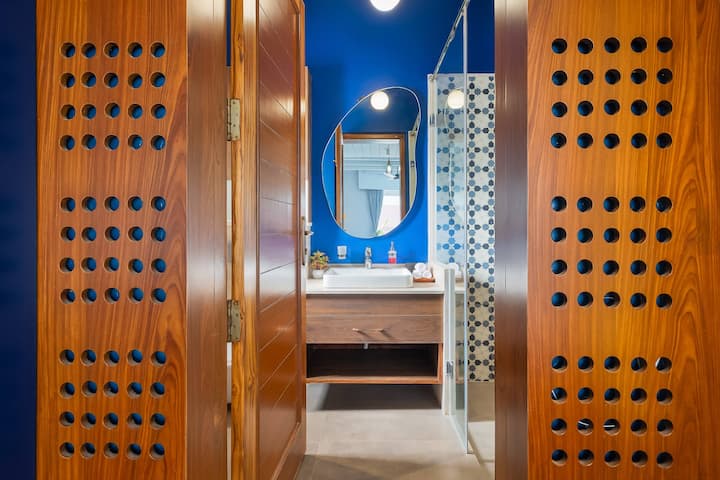 Full bathroom 1 image 2