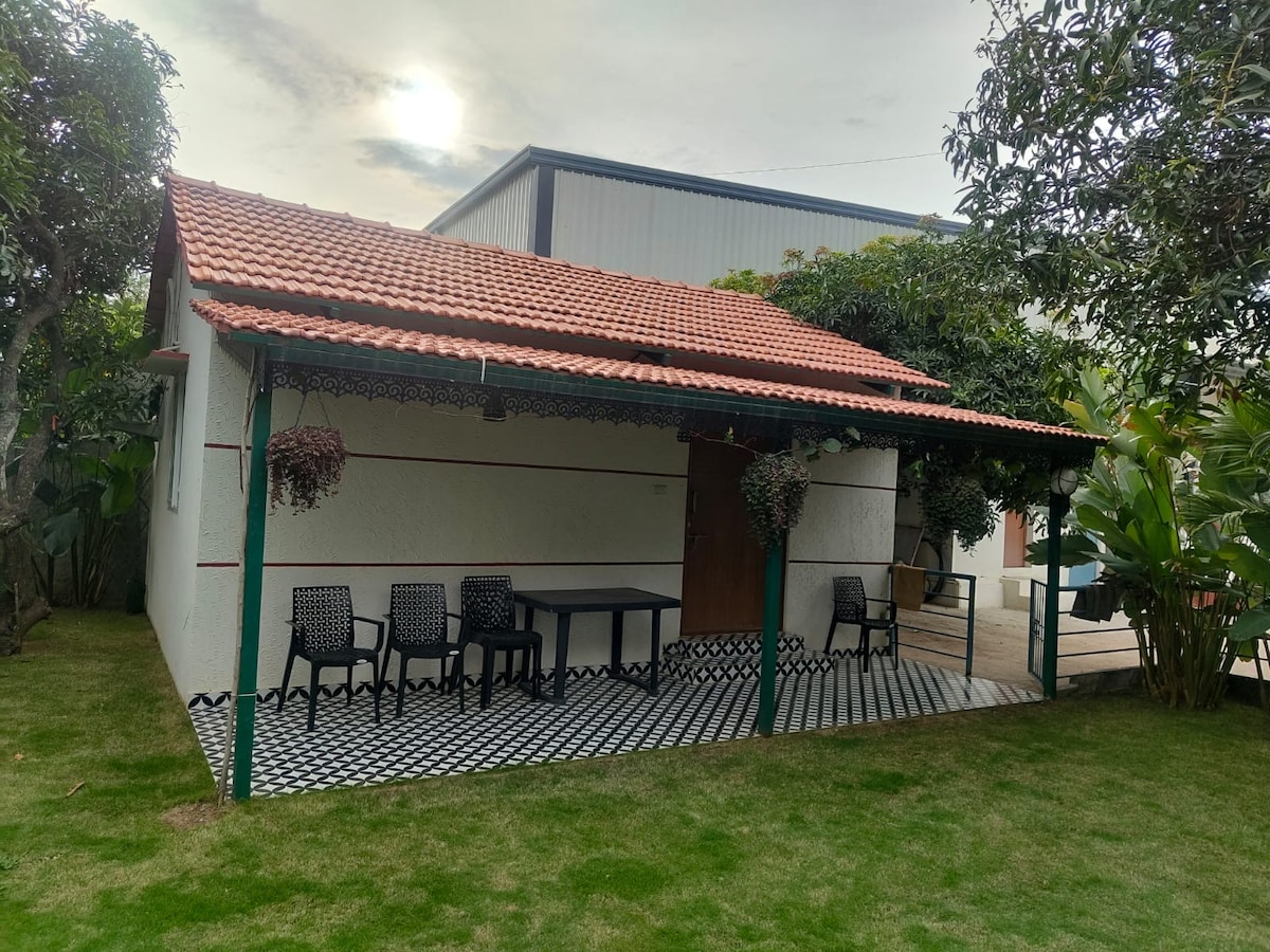Tejas Rojas Pequeña casa de campo con jardín entre árboles de mango - Estancias en ...