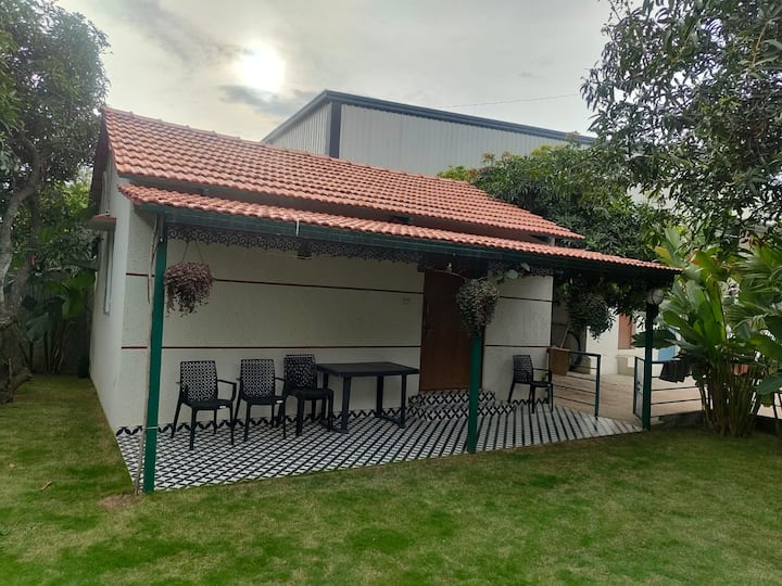 Tejas Rojas Pequeña casa de campo con jardín entre árboles de mango - Estancias en ...