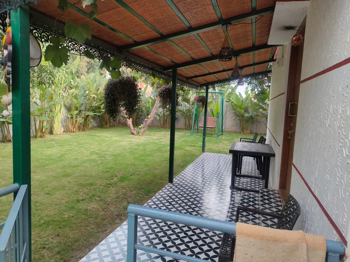 Tejas Rojas Pequeña casa de campo con jardín entre árboles de mango - Estancias en ...