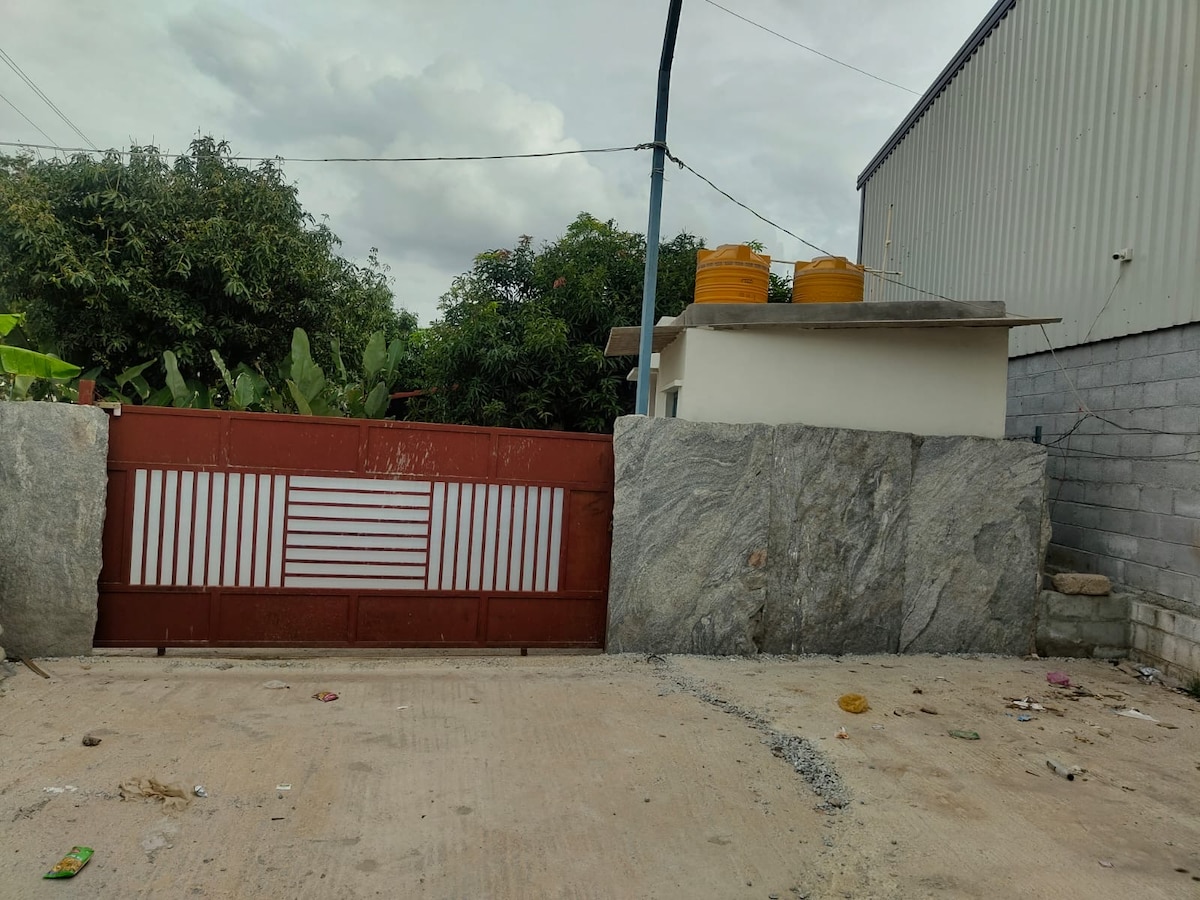 Tejas Rojas Pequeña casa de campo con jardín entre árboles de mango - Estancias en ...