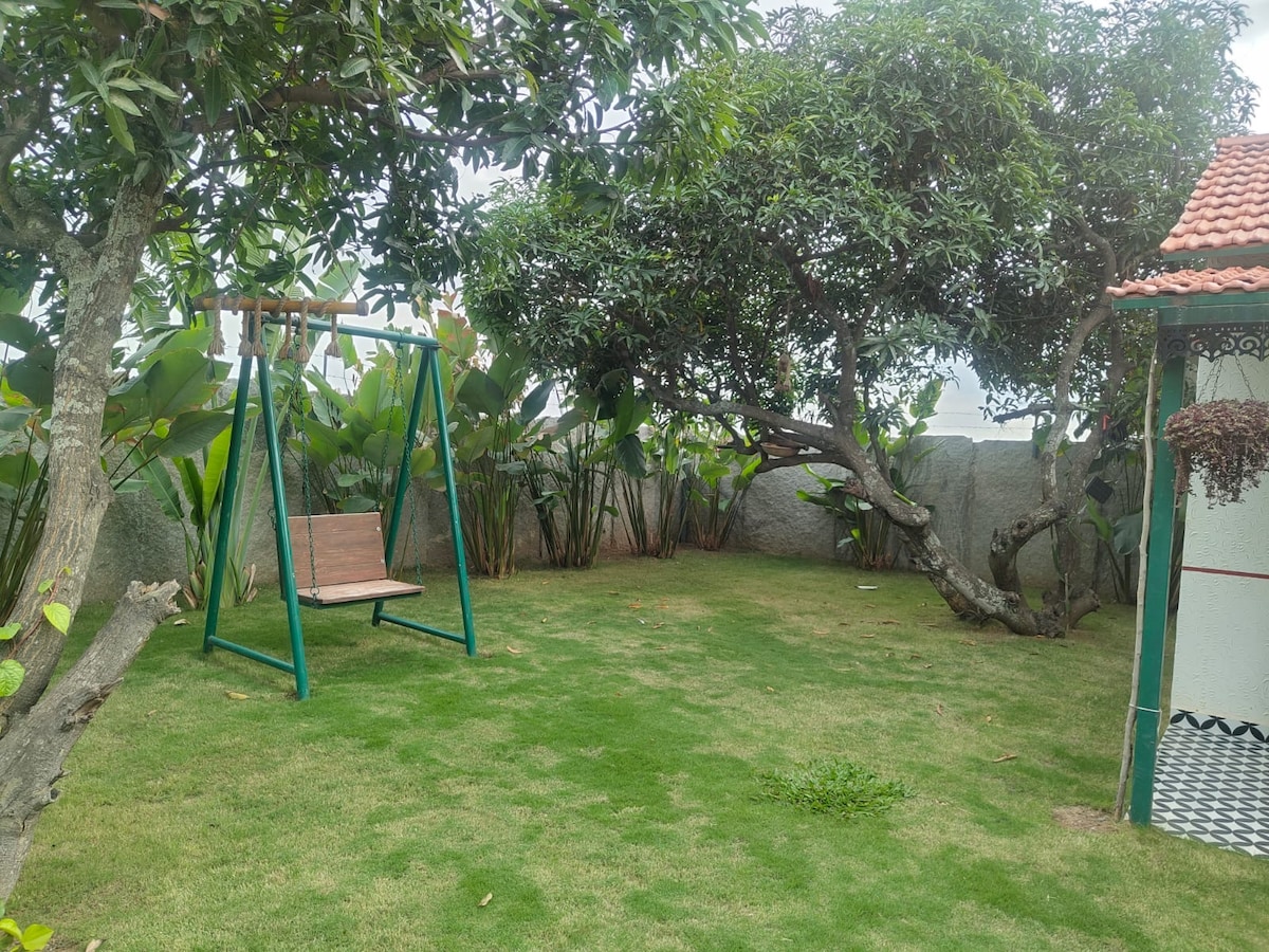 Tejas Rojas Pequeña casa de campo con jardín entre árboles de mango - Estancias en ...