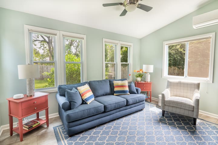 Old Village Charm: 3br With Bonus Sunroom - Mount Pleasant, SC