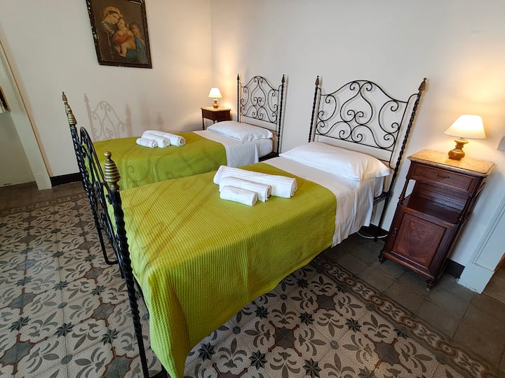 Este amplio dormitorio cuenta con dos camas individuales, que se pueden unir para formar una cama matrimonial grande si es necesario (avísanos antes de tu estadía para que podamos preparar la cama matrimonial si así lo deseas). Esta habitación también es muy espaciosa... 