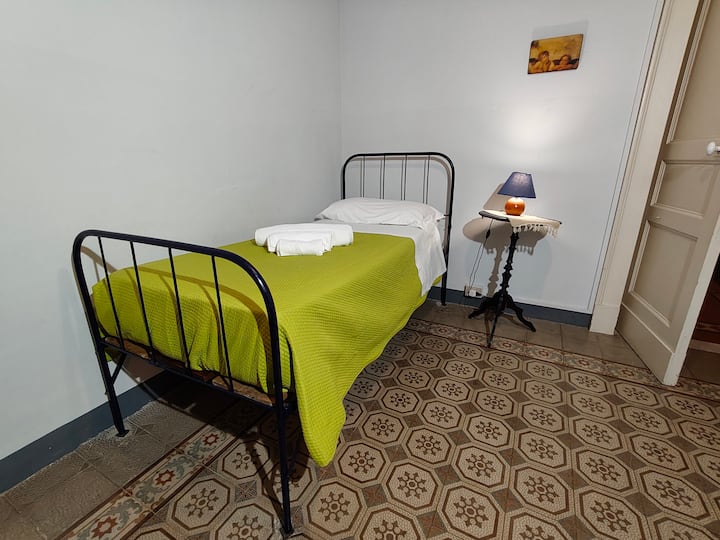 Esta acogedora habitación individual está disponible para una sola persona. En comparación con las otras habitaciones, el espacio es más pequeño, pero ofrece los mismos servicios: un escritorio, un armario, etc. Se encuentra entre la Habitación 2 y la Habitación 3. 
