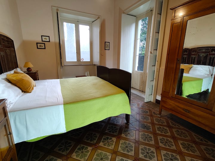 Habitación doble amplia y cómoda con baño incorporado, una cama doble muy cómoda, un armario espacioso y mesitas de noche, con vistas al exterior, como ocurre con todas nuestras habitaciones dobles.