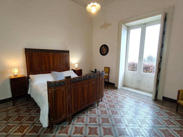 Dormitorio con una cama doble, realmente muy espacioso, con vistas al exterior a través de una gran ventana francesa, comunicado con el dormitorio número 4, lo cual es práctico para quienes tienen niños pequeños y no quieren dejarlos muy lejos...