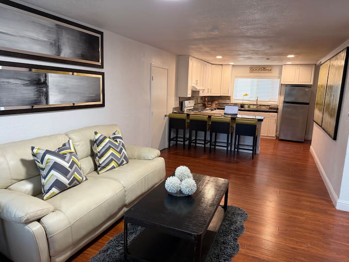 Cozy Family Getaway For 3 Br 1 Ba W/ Parking - Union City