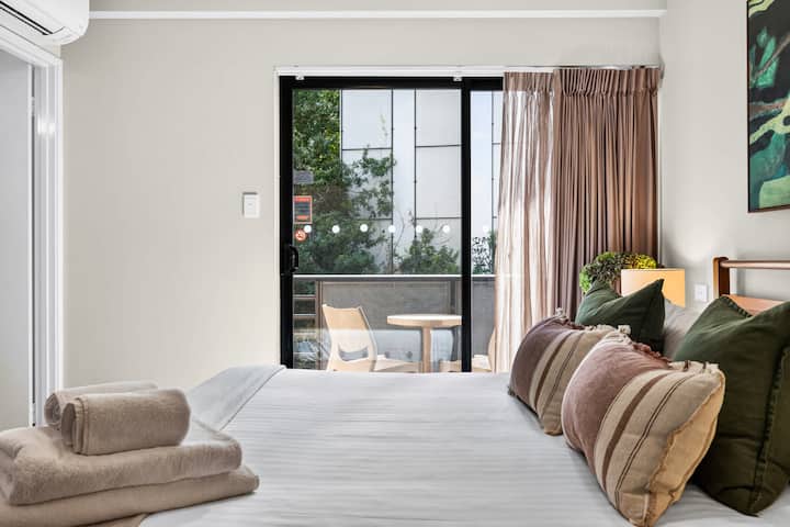 Perth 1br Flat With Tennis Court, Pool & Parking - Riverton
