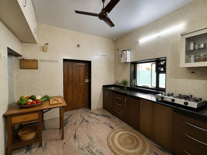 Full kitchen image 2