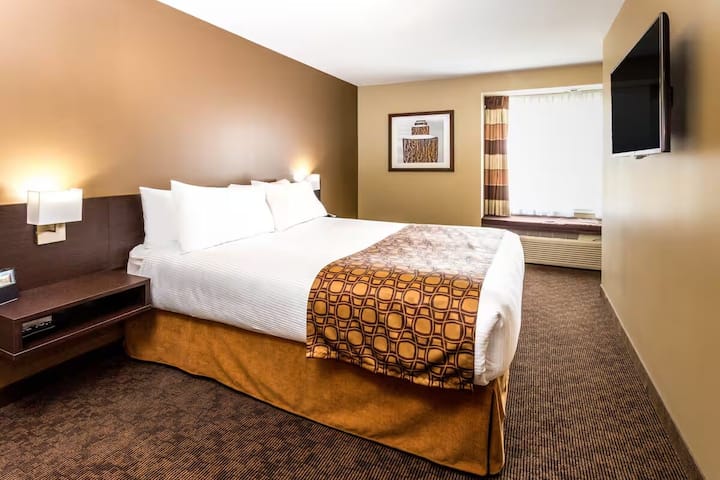 Microtel Whitecourt | Queen Room | Free Parking - Whitecourt