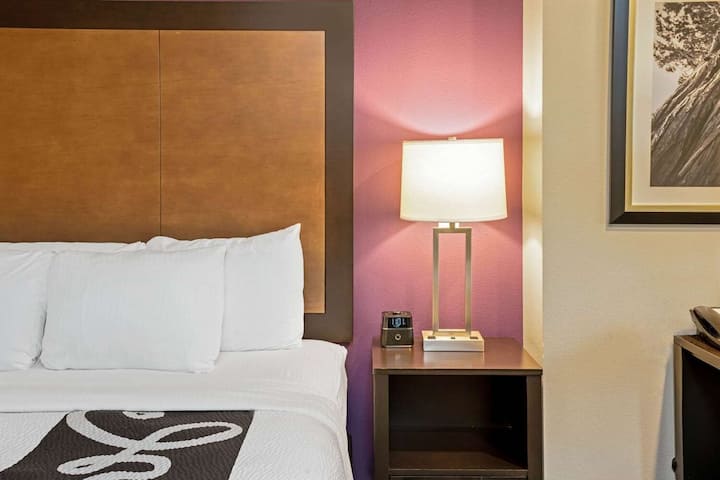 Queen Suite | La Quinta Tumwater | Pet Friendly - Olympia, WA