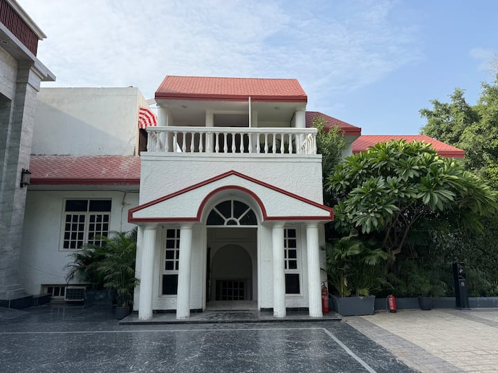 Luxury Farmhouse Stay Near Airport | Pool & Lawn - Delhi