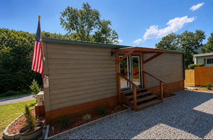 Rustic Cabin Character With Fun Vintage Touches. - Waynesville, NC