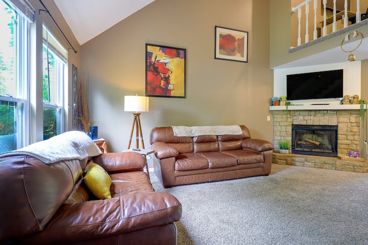 Walkable Overland Park Townhome W/ Patio - Overland Park, KS