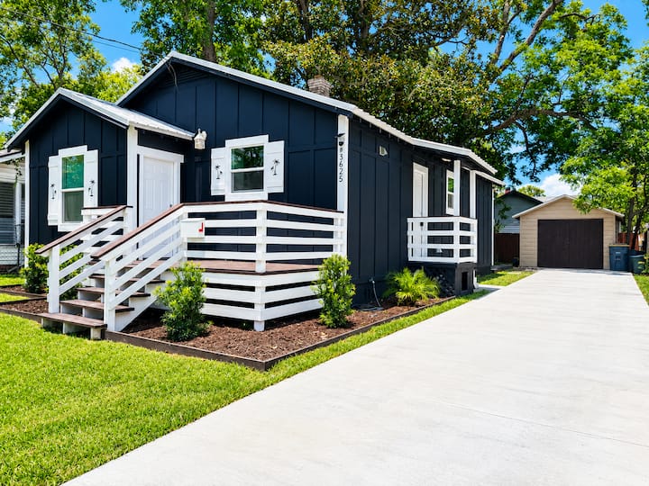 The Myra Bungalow | Cozy Jacksonville Escape - Jacksonville, FL