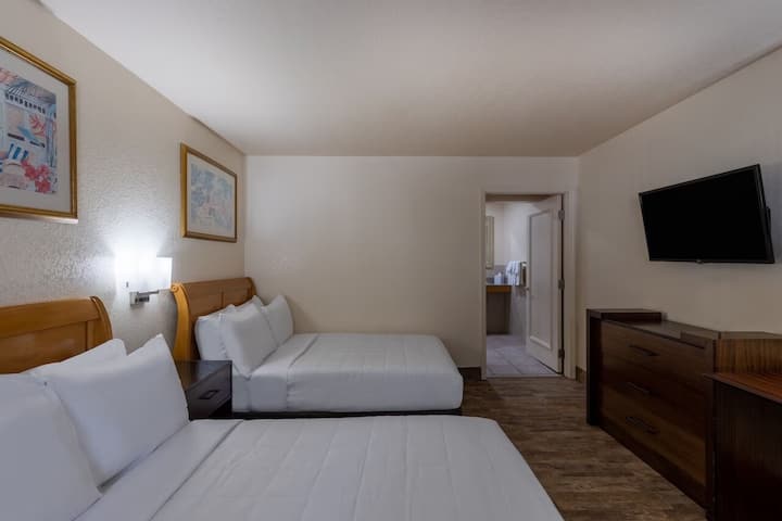 Travelodge Florida City | 2 Doubles | Free Parking - Florida City, FL