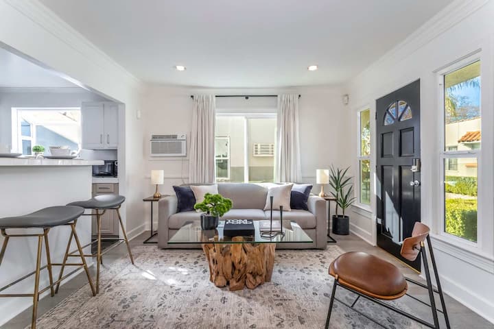 Charming Home Near Chaplin Bungalow - West Hollywood, CA