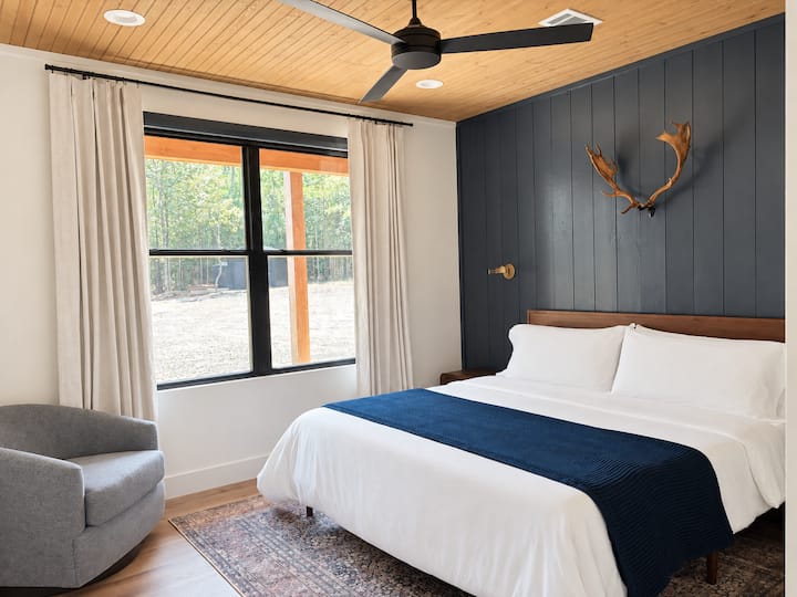 Recámara 2 de la planta baja: cama king