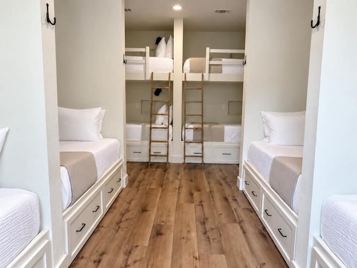 Amplia habitación con literas, con 2 literas individuales y 4 camas individuales adicionales, con capacidad para alojar cómodamente hasta 8 huéspedes.