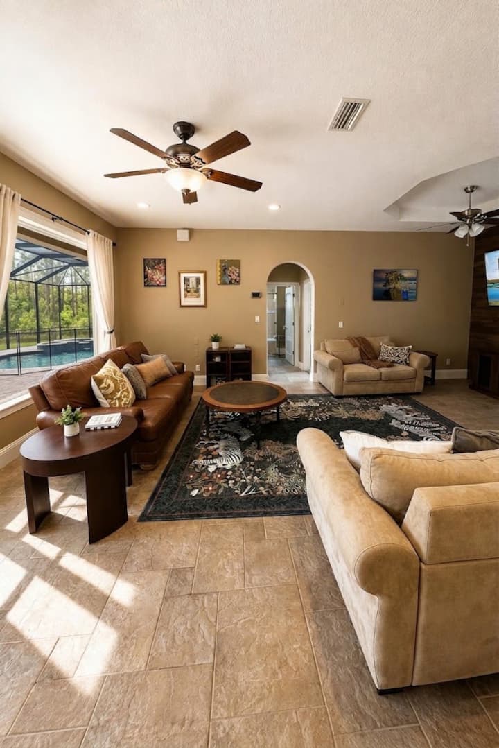 Private Luxury Homestead - Gated, Pool, Hot Tub - Wesley Chapel, FL