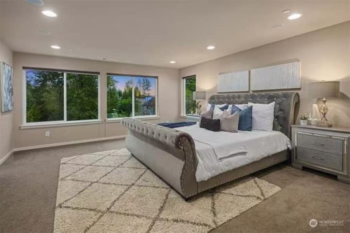 Luxury Primary Suite W/ Spa Bath & 2 Walk-ins - Kent, WA