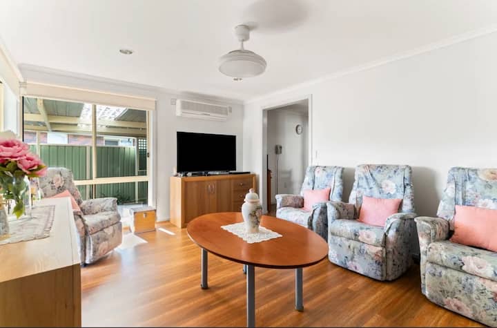 Spacious Family Home In Werribee - Werribee