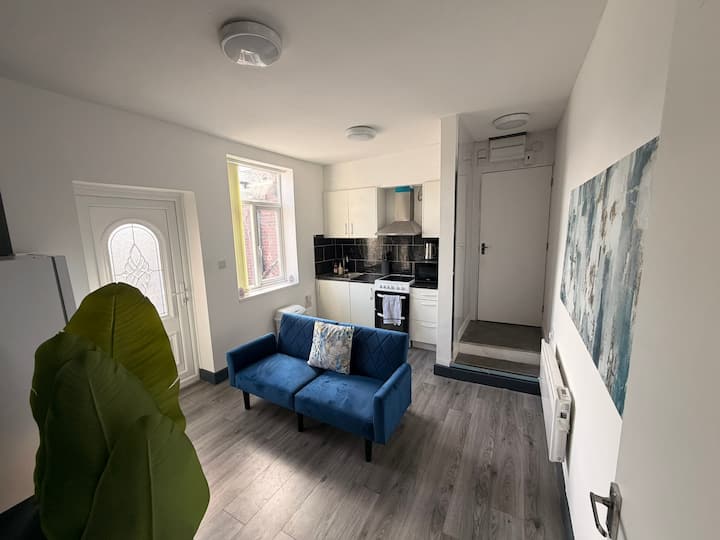 Apartment Sleeps 3 With Street Parking & Balcony - Wolverhampton