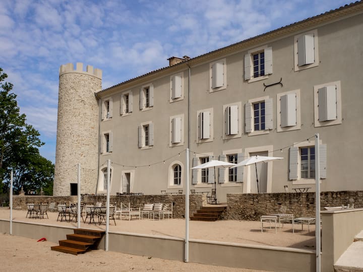 Un Chateau En Provence - Nyons