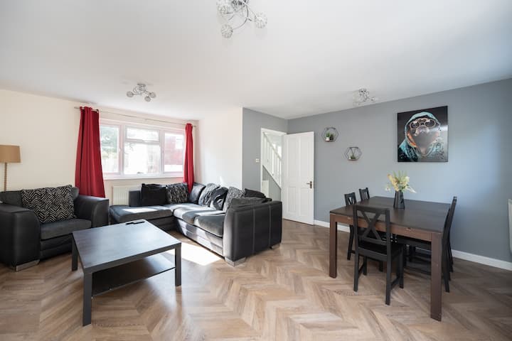 3 Bed House Near Gatwick Long Stays Available - Horsham