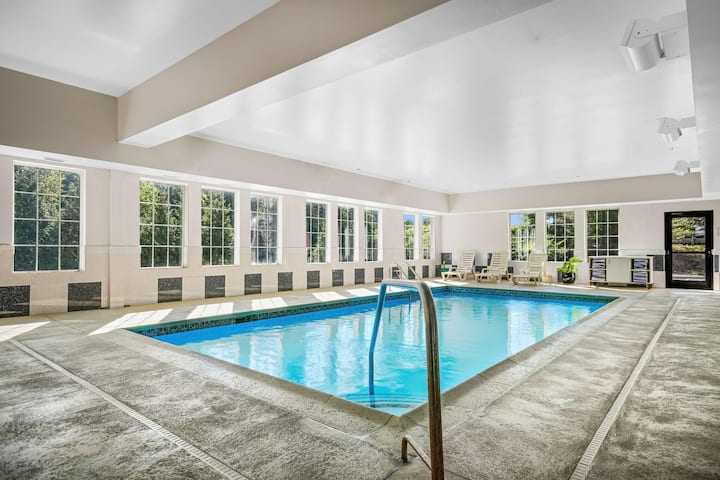 2 Queen | La Quinta Stonington | Indoor Pool - Stonington, CT