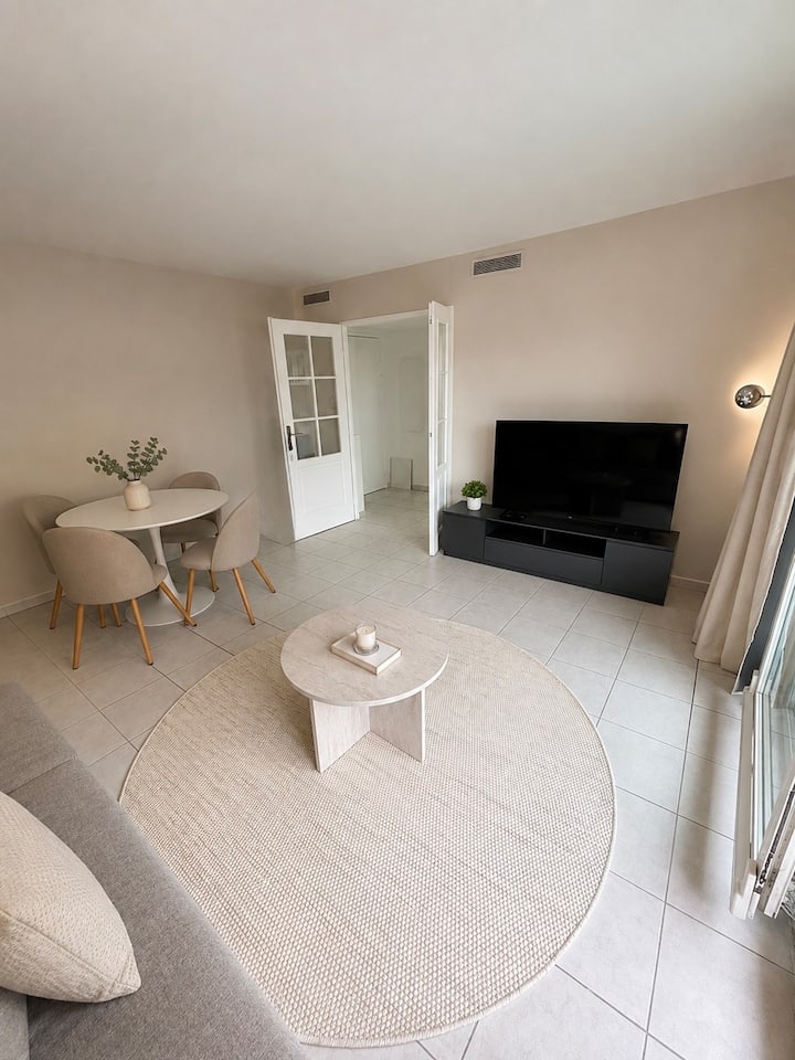 Stylish & Central Seaside Apt With Pool & Parking - Nice