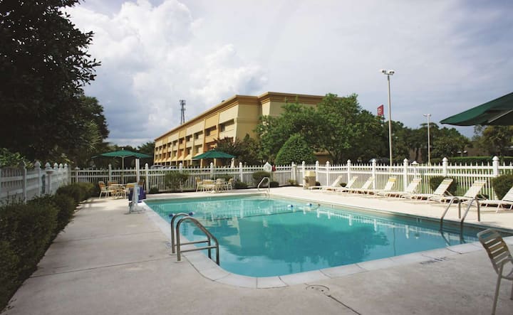 King | Wingate Brunswick | Free Parking - Brunswick, GA