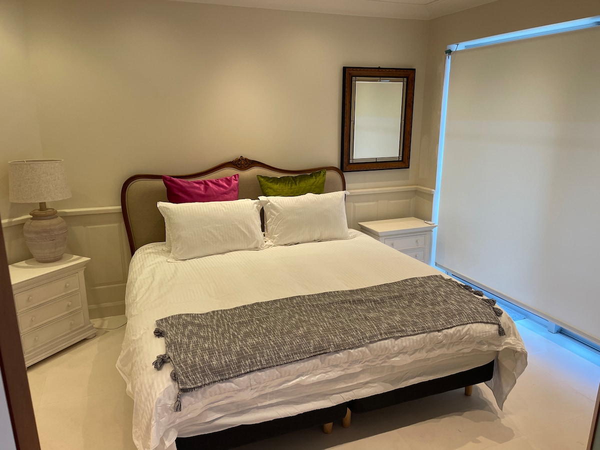 ห้องนอนคิงไซส์นี้เปิดออกสู่ลานบ้าน 