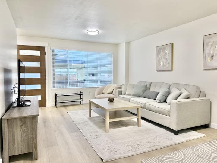Modern 2br/1.5ba Seattle Home | Workspace - Seattle, WA