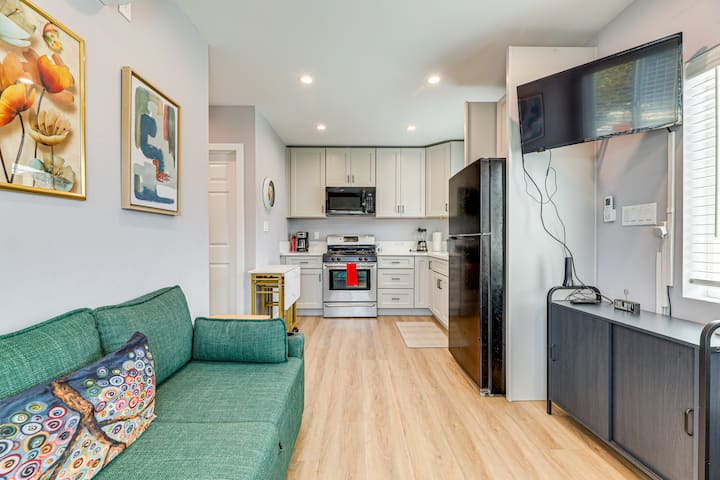Spacious Cozy Rear House Near Lax - Compton, CA