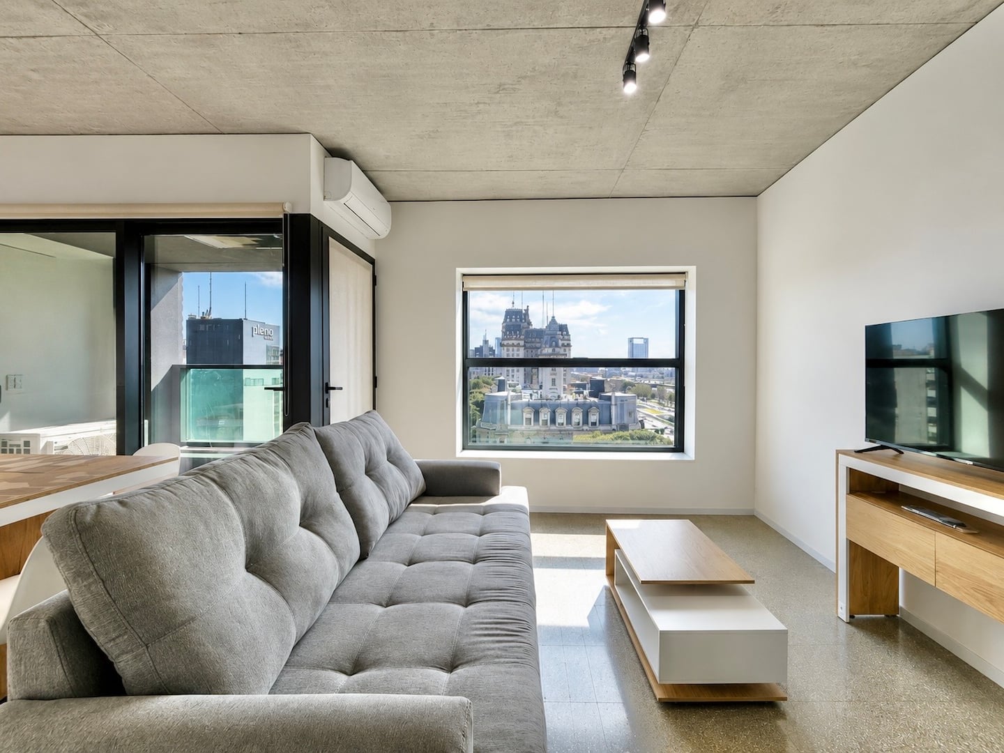 Interior del departamento de dos dormitorios con vista al río