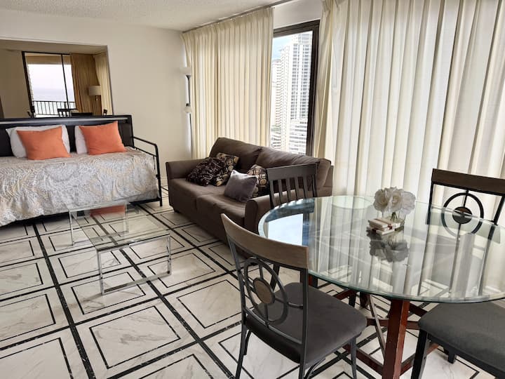 Spacious Timeshare Next To Hilton Village - Honolulu, HI