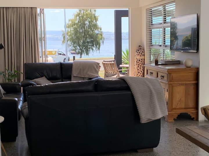 שפע של טרקלין /סלון כדי להירגע ולראות את העולם חולף...