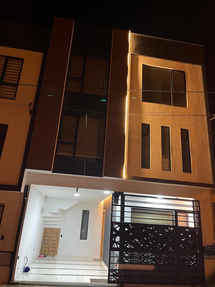Casa Nueva Y De Lujo, Zona Residencial Muy Segura - Cuenca