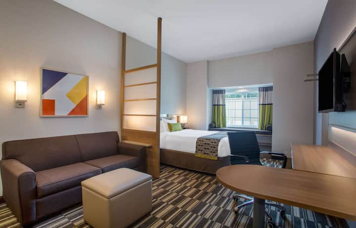 Queen Suite | Microtel Liberty | Dog Friendly - Liberty, MO